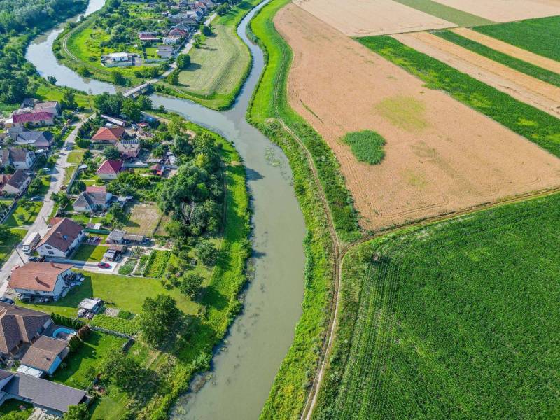 EXKLUZÍVNE NA PREDAJ LESNÝ POZEMOK ( 3466 M2) V OBCI Č - Rieka obklopená dedinou a poľami v Čiernej Vode s poľnohospodárskymi a lesnými pozemkami.