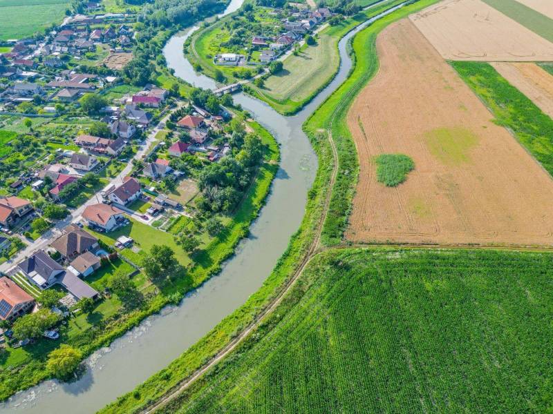 EXKLUZÍVNE NA PREDAJ LESNÝ POZEMOK ( 3466 M2) V OBCI Č - Rieka tečúca popri Poľnohospodárskych a lesných pozemkoch v Čiernej Vode, vedľa obce.