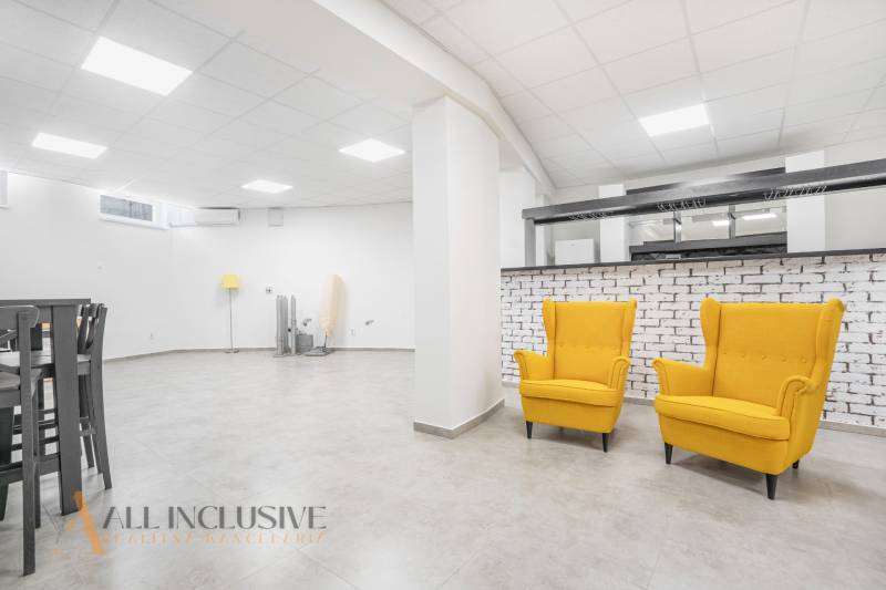 NA PRENÁJOM OBCHODNÝ PRIESTOR-KANCELÁRIA ,DUN. STREDA - Na obrázku sú žlté kreslá v interiéri na ulici Jilemnického a kancelárie.