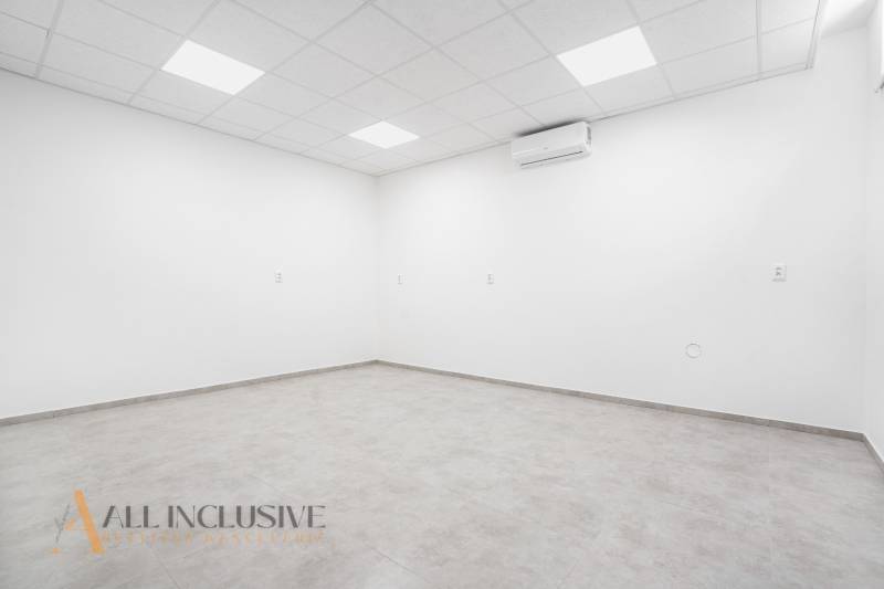 NA PRENÁJOM OBCHODNÝ PRIESTOR-KANCELÁRIA ,DUN. STREDA - Biela kancelária na ulici Jilemnického, svetlá miestnosť s klimatizáciou a dlažbou.