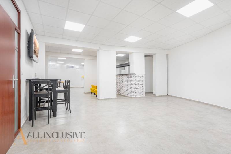 NA PRENÁJOM OBCHODNÝ PRIESTOR-KANCELÁRIA ,DUN. STREDA - Priestranný interiér s bielou stenou na ulici Jilemnického, kancelárie, stôl a sedenie.