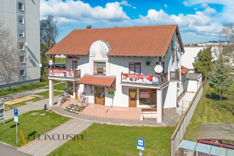 NA PRENÁJOM OBCHODNÝ PRIESTOR-KANCELÁRIA ,DUN. STREDA - Budova na ulici Jilemnického, ponúka grafické štúdio a kancelárie na prenájom.