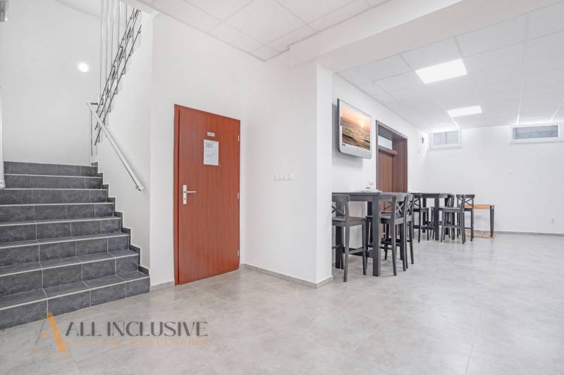 NA PRENÁJOM OBCHODNÝ PRIESTOR-KANCELÁRIA ,DUN. STREDA - V interiéri na ulici Jilemnického sú schody a kancelárie so stoličkami a stolmi.