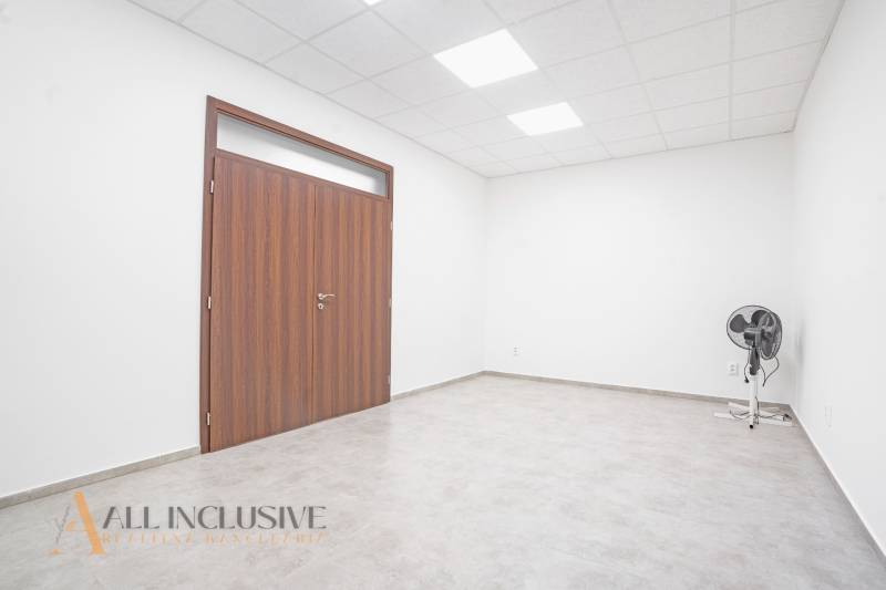 NA PRENÁJOM OBCHODNÝ PRIESTOR-KANCELÁRIA ,DUN. STREDA - Prázdna miestnosť s ventilátorom a drevenými dverami na ulici Jilemnického, kancelárie.