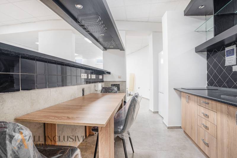 NA PRENÁJOM OBCHODNÝ PRIESTOR-KANCELÁRIA ,DUN. STREDA - Interiér s dreveným stolom a kuchynskou linkou, priestor vhodný pre Kancelárie na ulici Jilemnického.