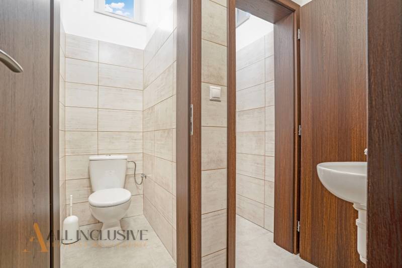 NA PRENÁJOM OBCHODNÝ PRIESTOR-KANCELÁRIA ,DUN. STREDA - Toaleta s umývadlom v priestoroch na ulici Jilemnického, vhodné pre kancelárie.