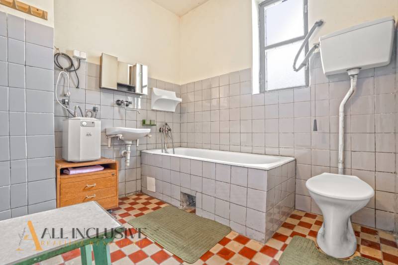 NA PREDAJ 2-IZBOVÝ RODINNÝ DOM S PODKROVÍM, BODÍKY - Kúpeľňa v rodinnom dome s vaňou, umývadlom a toaletou.