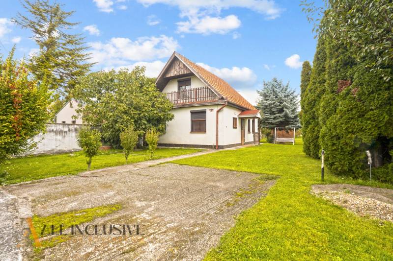 NA PREDAJ 2-IZBOVÝ RODINNÝ DOM S PODKROVÍM, BODÍKY - Rodinný dom v Bodíkoch obklopený zeleňou, s upravenou záhradou a príjazdovou cestou.