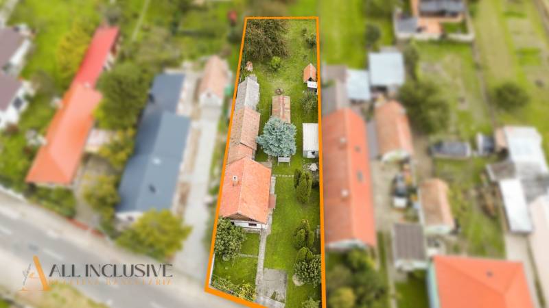 NA PREDAJ 2-IZBOVÝ RODINNÝ DOM S PODKROVÍM, BODÍKY - Letecký pohľad na pozemok s rodinným domom v Bodíkoch, obklopený zeleňou.