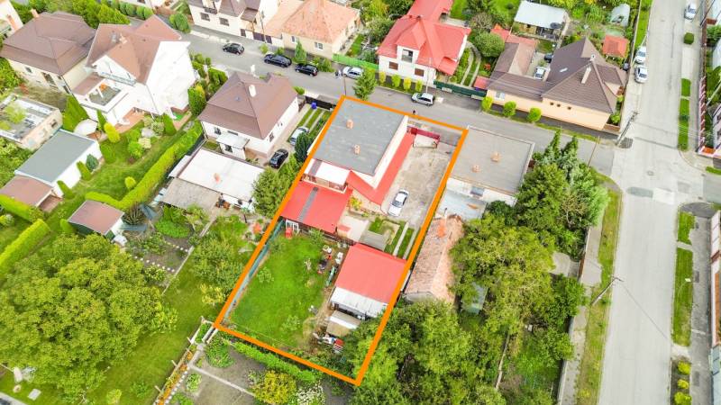 NA PREDAJ VÝNIMOČNÝ RODINNÝ DOM VO VEĽKOM MEDERI - Letecký pohľad na rodinný dom s pozemkom v mestskej štvrti Veľkého Medera.