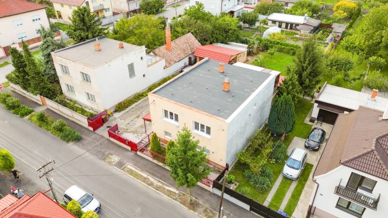 NA PREDAJ VÝNIMOČNÝ RODINNÝ DOM VO VEĽKOM MEDERI - Pohľad na rodinný dom vo Veľkom Mederi s rozľahlou záhradou.