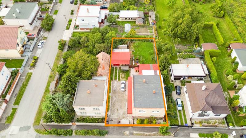 NA PREDAJ VÝNIMOČNÝ RODINNÝ DOM VO VEĽKOM MEDERI - Letecký pohľad na rodinný dom vo Veľkom Mederi so záhradou a príjazdovou cestou.