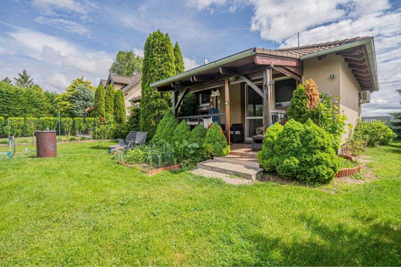 NA PREDAJ 3 IZBOVÝ RODINNÝ DOM, KĽÚČIAROVÉ KRAČANY - Rodinný dom v Kráľovičových Kračanoch pri Dunajskej Strede so zelenou záhradou a terasou.