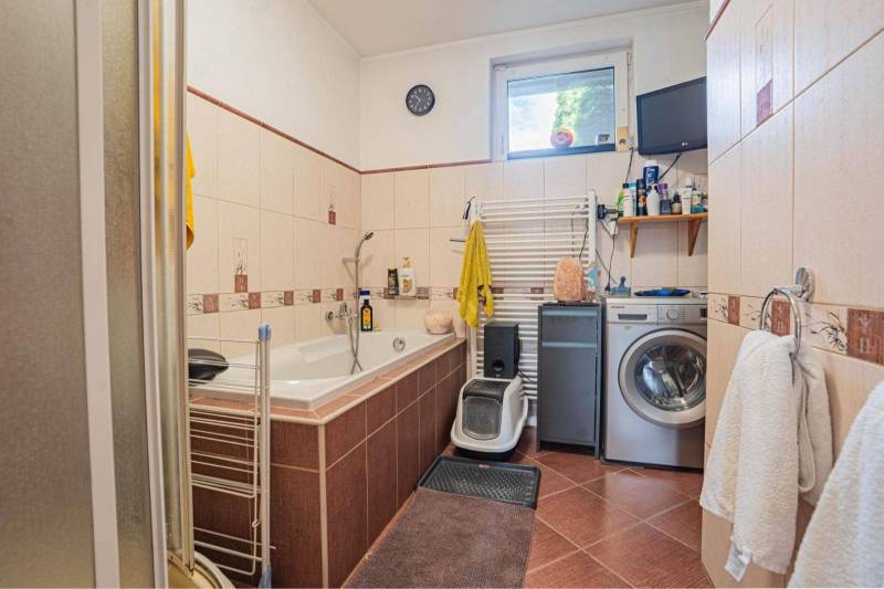 NA PREDAJ 3 IZBOVÝ RODINNÝ DOM, KĽÚČIAROVÉ KRAČANY - Kúpeľňa v rodinnom dome s vaňou, práčkou a úložnými priestormi.