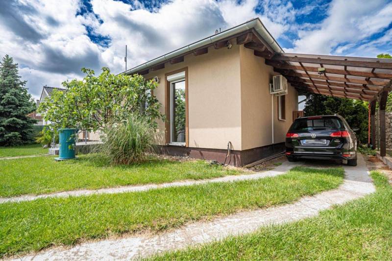 NA PREDAJ 3 IZBOVÝ RODINNÝ DOM, KĽÚČIAROVÉ KRAČANY - Rodinný dom v Kráľovičových Kračanoch pri Dunajskej Strede, záhrada, garáž, zaparkované auto.