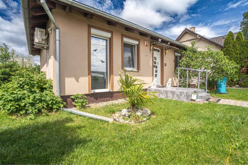 NA PREDAJ 3 IZBOVÝ RODINNÝ DOM, KĽÚČIAROVÉ KRAČANY - Rodinný dom v Kráľovičových Kračanoch, Dunajská Streda, s udržiavanou záhradou a terasou.