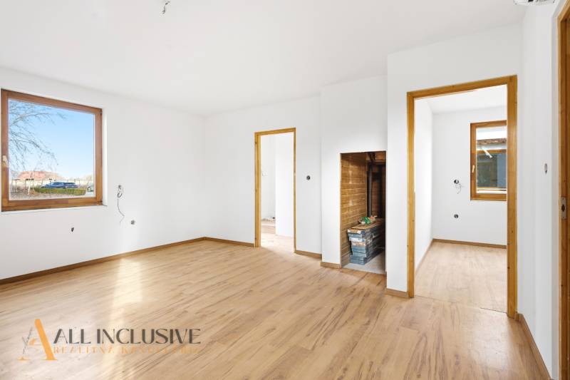 NA PREDAJ 4-IZBOVÉ RD – REZIDENČNÝ PROJEKT, GABČÍKOVO - Interiér rodinného domu s podlahou s dreveným dekorom a bielymi stenami.