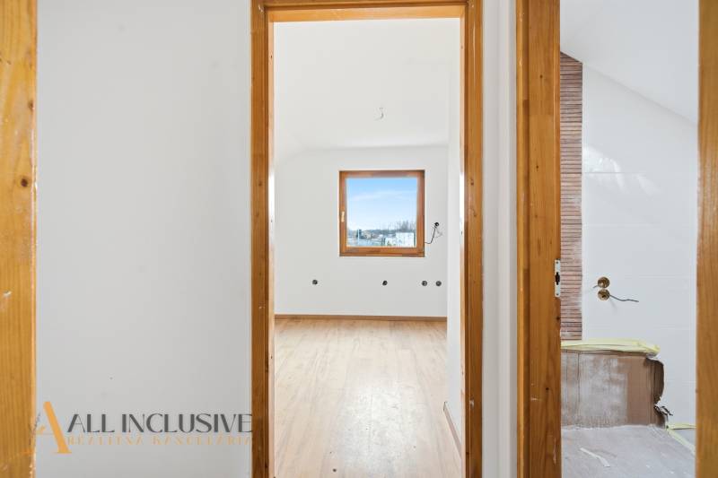 NA PREDAJ 4-IZBOVÉ RD – REZIDENČNÝ PROJEKT, GABČÍKOVO - Interiér rodinného domu s podlahou s dreveným dekorom a jasným výhľadom.