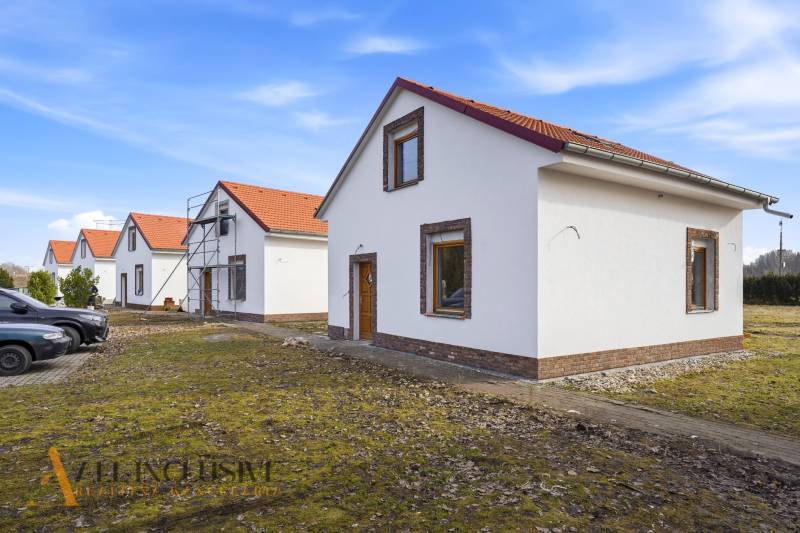 NA PREDAJ 4-IZBOVÉ RD – REZIDENČNÝ PROJEKT, GABČÍKOVO - Rodinný dom v Gabčíkove s bielou fasádou a červenou strechou na trávnatom pozemku.