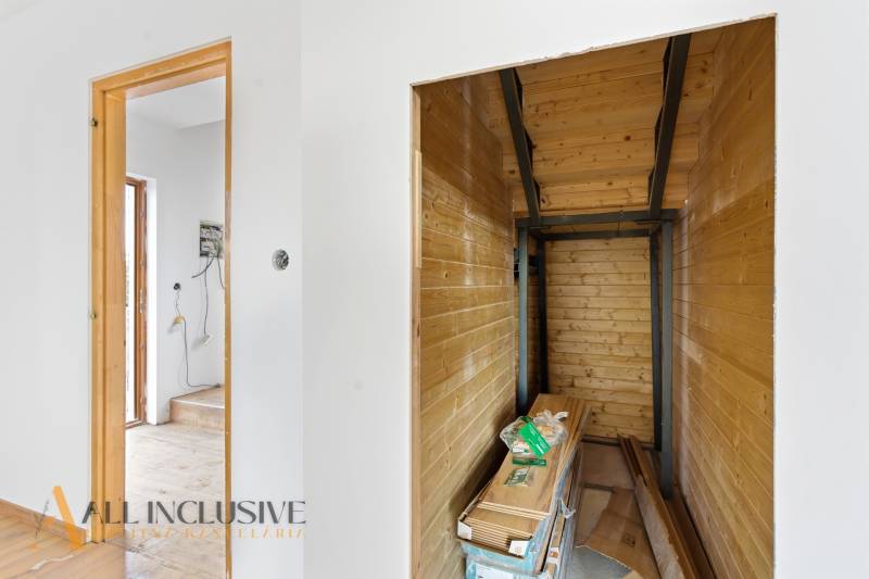 NA PREDAJ 4-IZBOVÉ RD – REZIDENČNÝ PROJEKT, GABČÍKOVO - Interiér rodinného domu so svetlou podlahou a stenami obloženými drevenými panelmi.