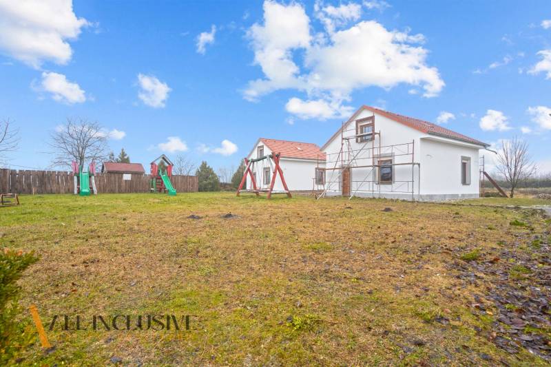 NA PREDAJ 4-IZBOVÉ RD – REZIDENČNÝ PROJEKT, GABČÍKOVO - Rodinný dom v Gabčíkove s veľkou záhradou, ihriskom a rozostavanou terasou.