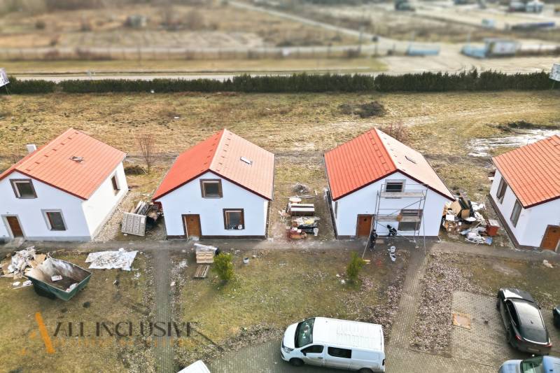 NA PREDAJ 4-IZBOVÉ RD – REZIDENČNÝ PROJEKT, GABČÍKOVO - Rodinné domy v Gabčíkove s červenými strechami, okolité úpravy, viditeľné automobily.