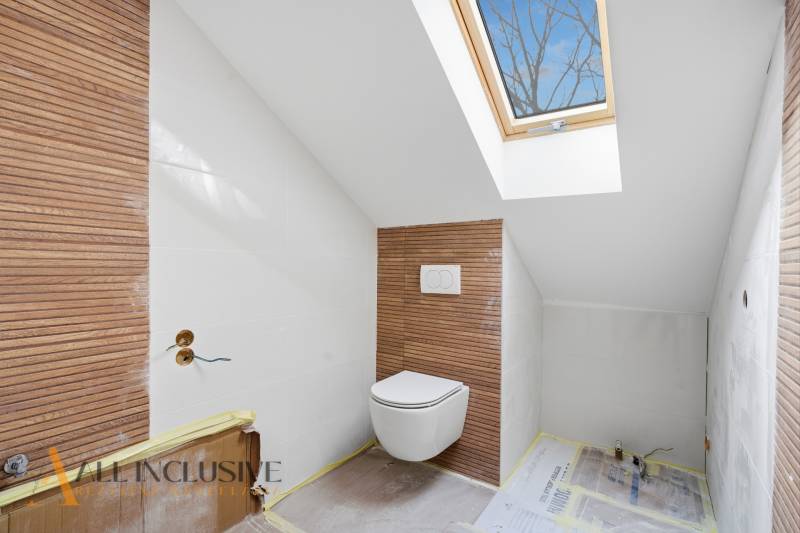 NA PREDAJ 4-IZBOVÉ RD – REZIDENČNÝ PROJEKT, GABČÍKOVO - Kúpeľňa v rodinnom dome s podlahou s dreveným dekorom a strešným oknom.