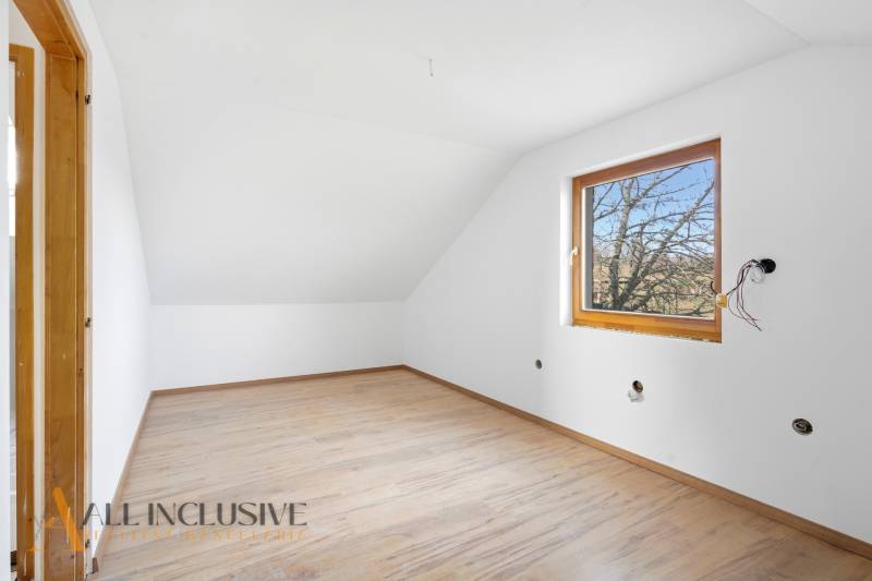 NA PREDAJ 4-IZBOVÉ RD – REZIDENČNÝ PROJEKT, GABČÍKOVO - Podkrovná izba v rodinnom dome s oknom a podlahou s dreveným dekorom.
