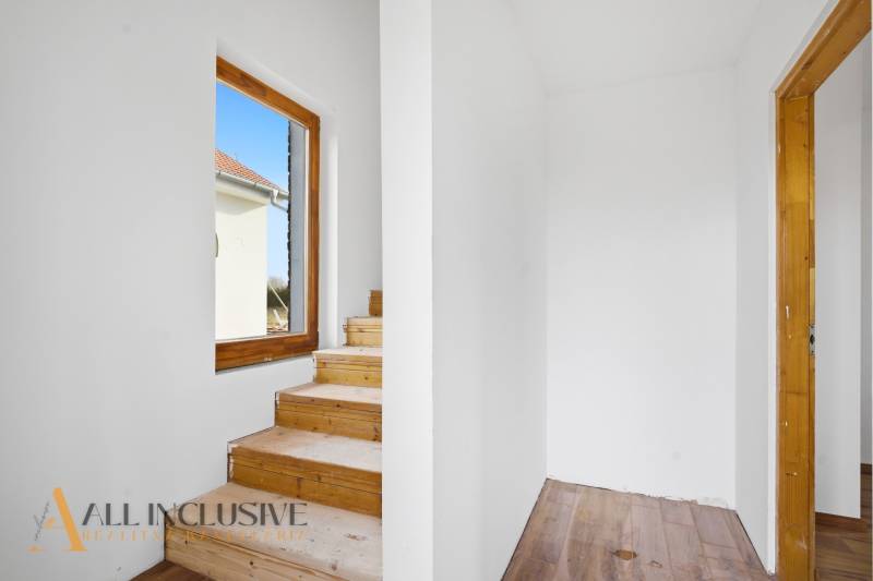 NA PREDAJ 4-IZBOVÉ RD – REZIDENČNÝ PROJEKT, GABČÍKOVO - Interiér rodinného domu, schodisko, okno s dreveným rámom, podlaha s dreveným dekorom.