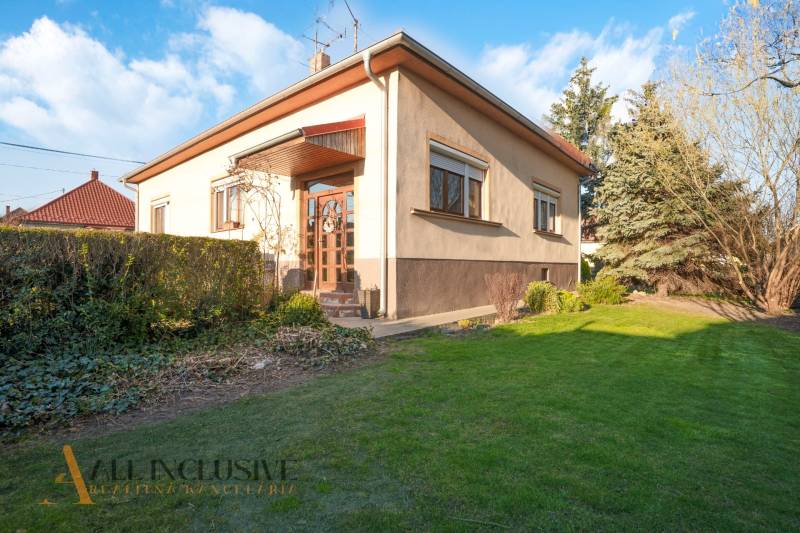 ZNÍŽENÁ CENA | NA PREDAJ DVOJGENERAČNÝ RODINNÝ DOM, AMADE KRAČANY - Rodinný dom na ulici Amade Kračany s priestrannou záhradou a udržiavaným trávnikom.