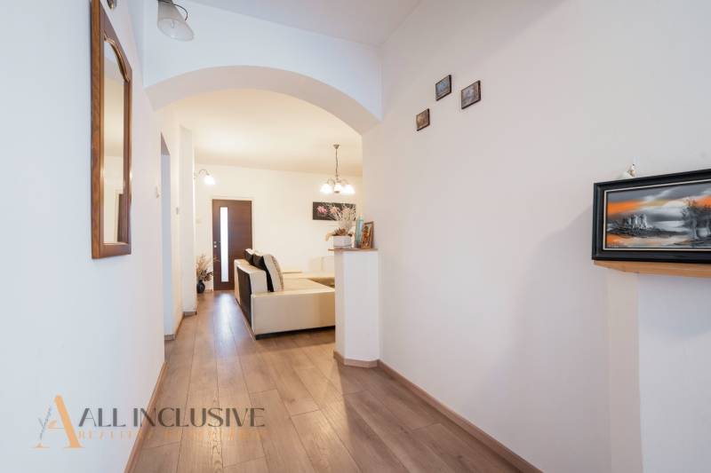 ZNÍŽENÁ CENA | NA PREDAJ DVOJGENERAČNÝ RODINNÝ DOM, AMADE KRAČANY - Interiér rodinného domu na ulici Amade Kračany, predsieň s pohľadom na obývačku.