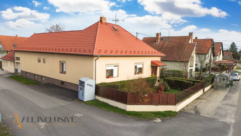 ZNÍŽENÁ CENA | NA PREDAJ DVOJGENERAČNÝ RODINNÝ DOM, AMADE KRAČANY - Rodinný dom na ulici Amade Kračany, obklopený dvorom a záhradou.