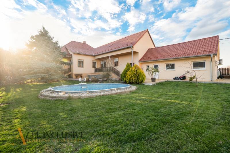 ZNÍŽENÁ CENA | NA PREDAJ DVOJGENERAČNÝ RODINNÝ DOM, AMADE KRAČANY - Na ulici Amade Kračany sa nachádza rodinný dom s bazénom a záhradou.