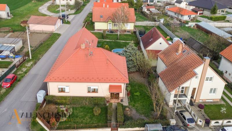 ZNÍŽENÁ CENA | NA PREDAJ DVOJGENERAČNÝ RODINNÝ DOM, AMADE KRAČANY - Rodinný dom na ulici Amade Kračany s upravenou záhradou a bazénom.