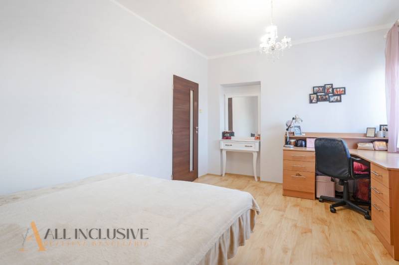 ZNÍŽENÁ CENA | NA PREDAJ DVOJGENERAČNÝ RODINNÝ DOM, AMADE KRAČANY - Svetlá miestnosť s pracovným stolom, posteľou a vstavanou skriňou na ulici Amade Kračany.