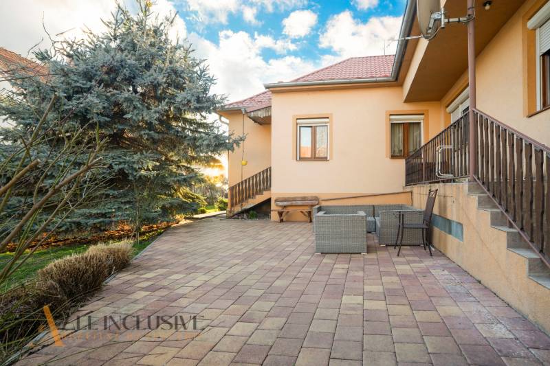 ZNÍŽENÁ CENA | NA PREDAJ DVOJGENERAČNÝ RODINNÝ DOM, AMADE KRAČANY - Na obrázku je terasa rodinného domu na ulici Amade Kračany.