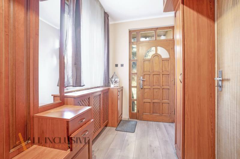 ZNÍŽENÁ CENA | NA PREDAJ DVOJGENERAČNÝ RODINNÝ DOM, AMADE KRAČANY - Vstupná hala v rodinnom dome s dreveným nábytkom na ulici Amade Kračany.