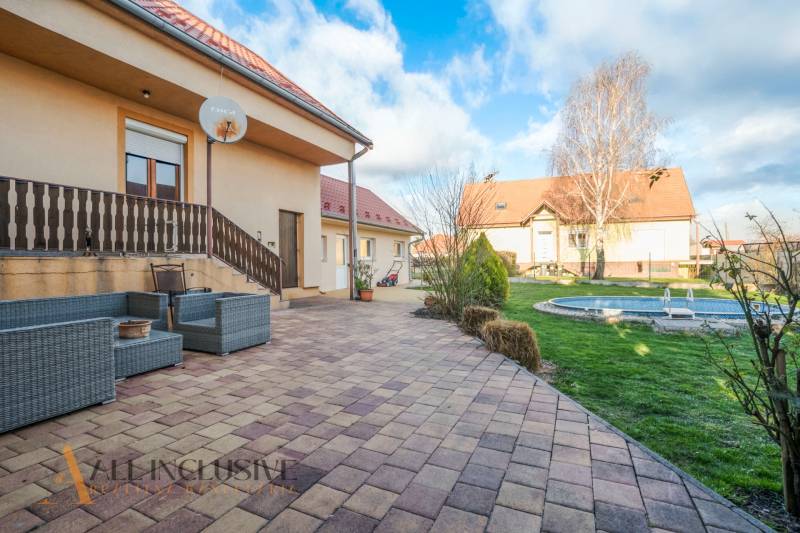 ZNÍŽENÁ CENA | NA PREDAJ DVOJGENERAČNÝ RODINNÝ DOM, AMADE KRAČANY - Na ulici Amade Kračany sa nachádza rodinný dom s terasou a bazénom.