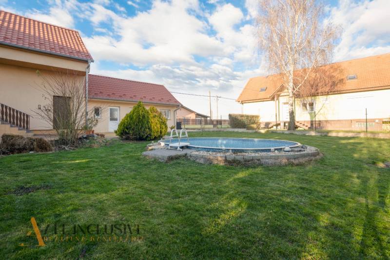 ZNÍŽENÁ CENA | NA PREDAJ DVOJGENERAČNÝ RODINNÝ DOM, AMADE KRAČANY - Rodinný dom a záhrada s bazénom na ulici Amade Kračany, slnečné nehnuteľnosti.