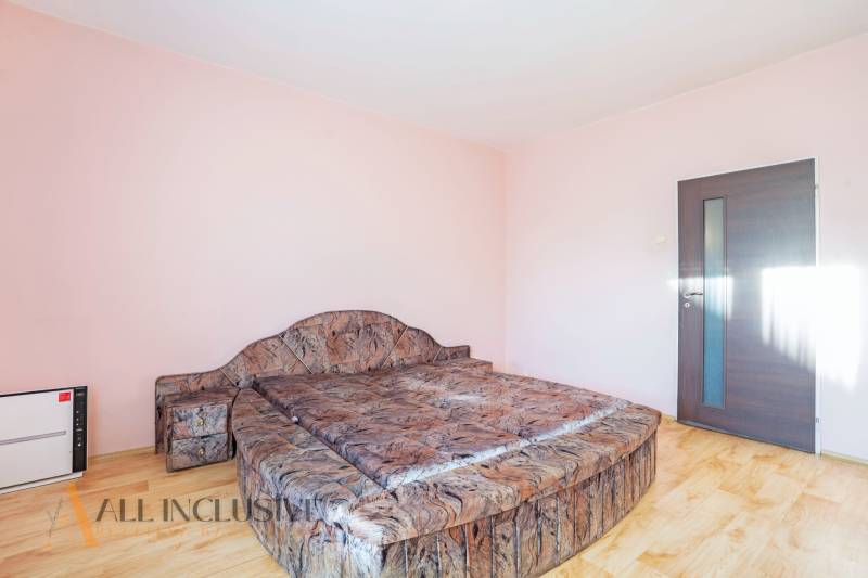 ZNÍŽENÁ CENA | NA PREDAJ DVOJGENERAČNÝ RODINNÝ DOM, AMADE KRAČANY - Svetlá izba s posteľou a jedinečným dizajnom, nachádzajúca sa v rodinnom dome.