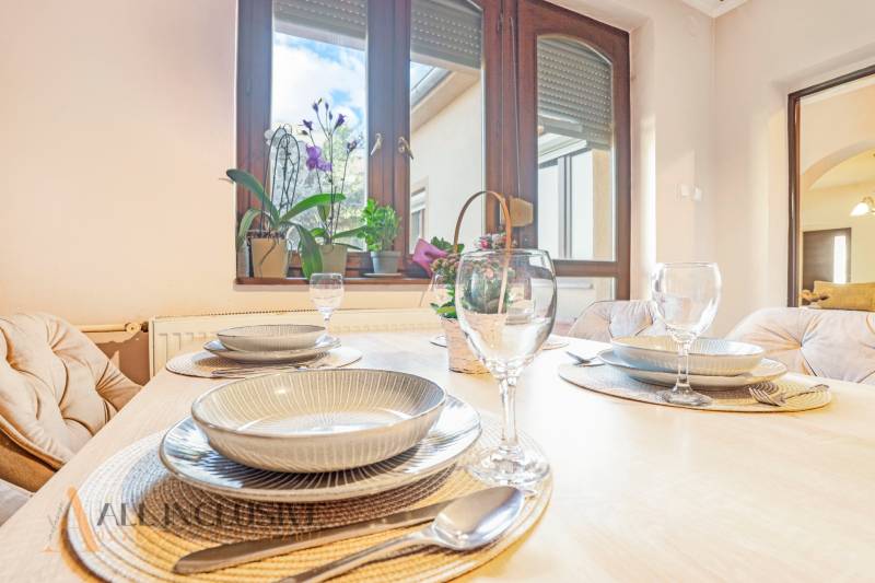 ZNÍŽENÁ CENA | NA PREDAJ DVOJGENERAČNÝ RODINNÝ DOM, AMADE KRAČANY - Jedálenský stôl so stolovaním, pohármi a výhľadom na záhradu v Rodinnom dome.