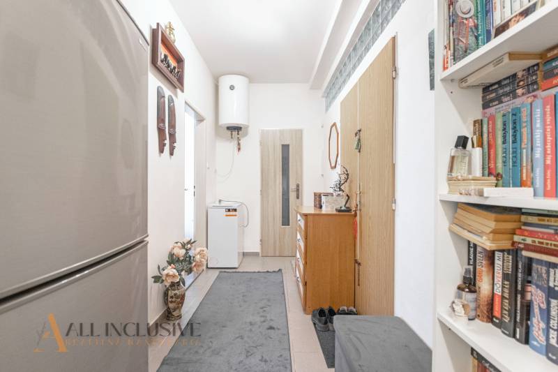 NA PREDAJ 2-IZBOVÝ BYT V CENTRE MESTA DUNAJSKÁ STREDA - Predsieň 2-izbového bytu na ulici Biskupa Kondého s knihami, dekoráciami a úložným priestorom.