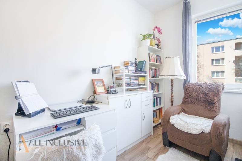 NA PREDAJ 2-IZBOVÝ BYT V CENTRE MESTA DUNAJSKÁ STREDA - Pracovný kútik v 2-izbovom byte na ulici Biskupa Kondého s kreslom a poličkami.