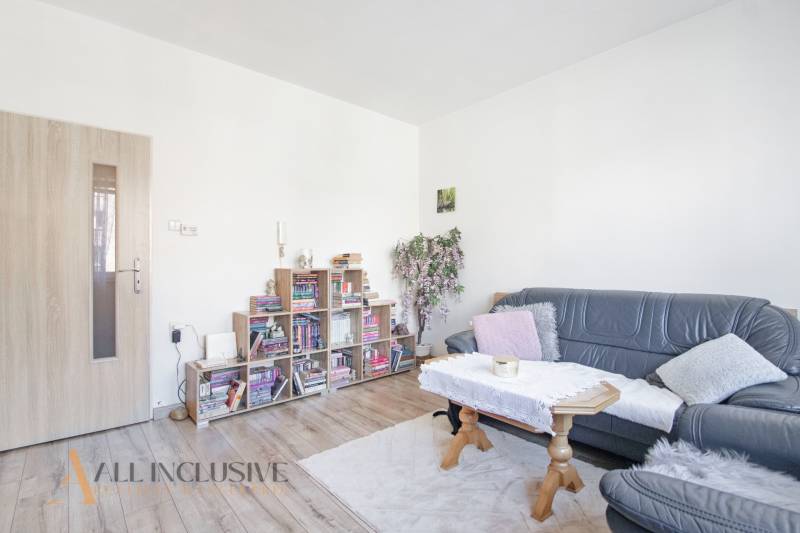 NA PREDAJ 2-IZBOVÝ BYT V CENTRE MESTA DUNAJSKÁ STREDA - Svetlý 2-izbový byt s knižnicou a pohovkou na ulici Biskupa Kondého.