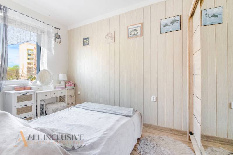 NA PREDAJ 2-IZBOVÝ BYT V CENTRE MESTA DUNAJSKÁ STREDA - Svetlá izba s posteľou a zrkadlom na ulici Biskupa Kondého, vhodná ako 2-izbový byt.