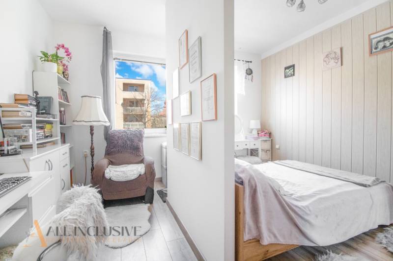 NA PREDAJ 2-IZBOVÝ BYT V CENTRE MESTA DUNAJSKÁ STREDA - Príjemný 2-izbový byt na ulici Biskupa Kondého, svetlá spálňa s dekoratívnymi detailmi.