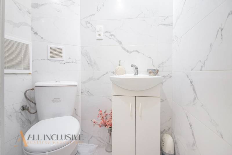 NA PREDAJ 2-IZBOVÝ BYT V CENTRE MESTA DUNAJSKÁ STREDA - Mramorová kúpeľňa s toaletou a umývadlom v 2-izbovom byte na ulici Biskupa Kondého.