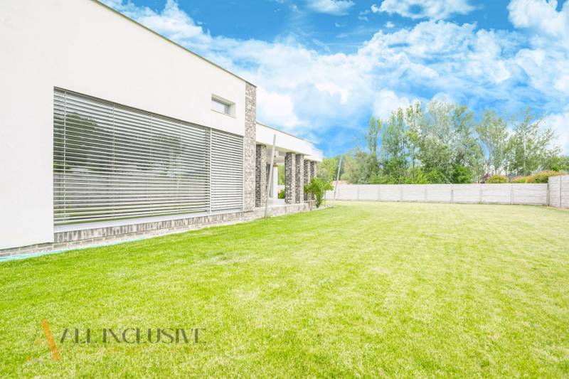 NA PREDAJ NADŠTANDARDNÁ 4-IZB. NOVOSTAVBA, DUN. KLÁTOV - Rodinný dom v Dunajskom Klátove so záhradou a veľkými oknami, neďaleko zelene.