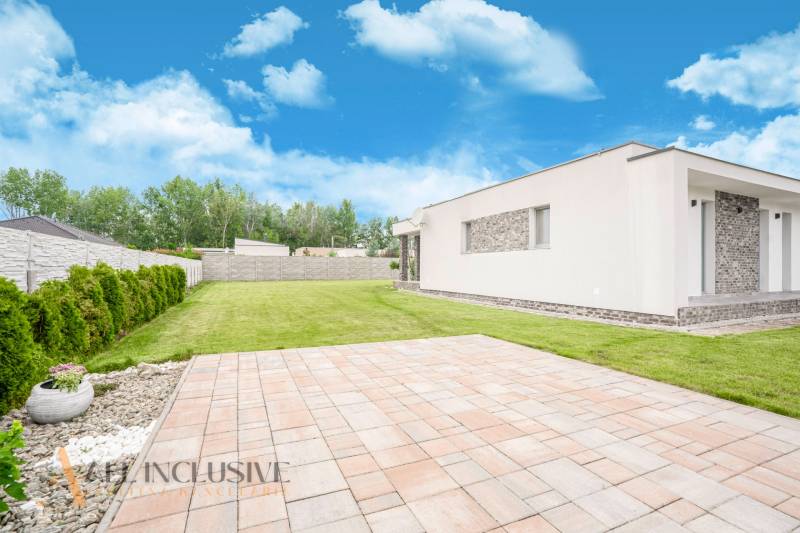 NA PREDAJ NADŠTANDARDNÁ 4-IZB. NOVOSTAVBA, DUN. KLÁTOV - Rodinný dom v Dunajskom Klátove s priestranným trávnikom a drevinami na pozemku.