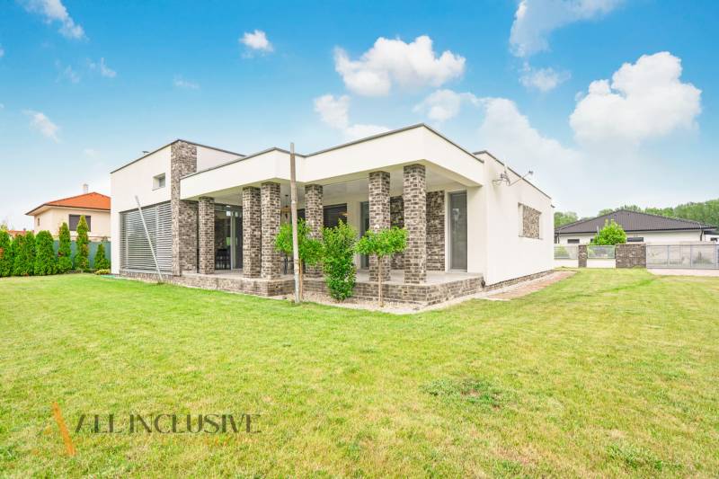 NA PREDAJ NADŠTANDARDNÁ 4-IZB. NOVOSTAVBA, DUN. KLÁTOV - Rodinný dom v Dunajskom Klátove s veľkým zeleným trávnikom a terasou.